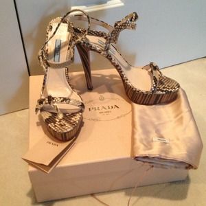 NWT Prada snakeskin pump