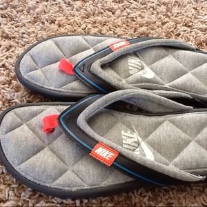 *Never worn!* Nike flip flops