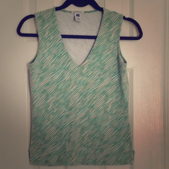💥SOLD💥GAP V-Neck Stretch Tank Green Pattern
