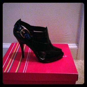 BCBGirls blk patent pumps
