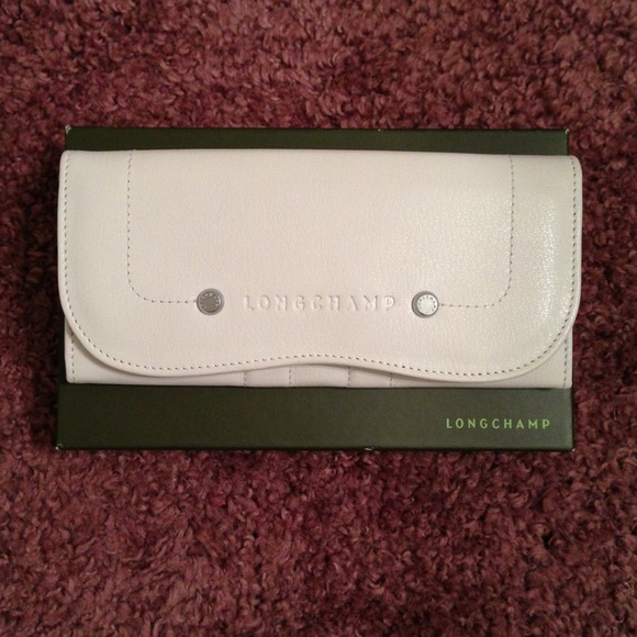 🎉SOLD🎊100% Authentic Longchamp white wallet