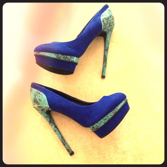 Shoes - Blue snake pumps