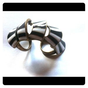New vintage looking two hole black and white  ring