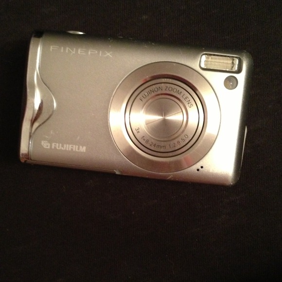 Fuji FinePix F20 Digital Camera