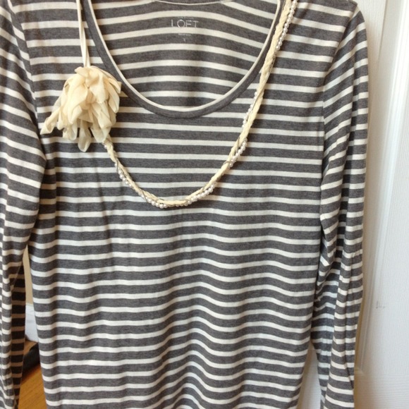 LOFT grey & white long sleeve with necklace size s