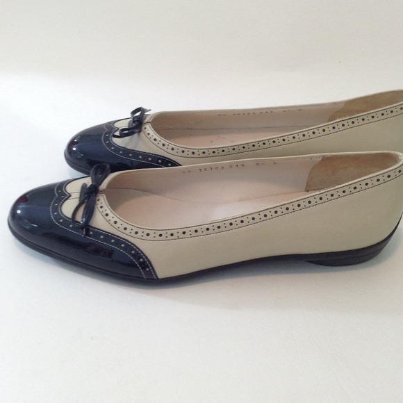 New Ferragamo Spectator Flats - Picture 4 of 4
