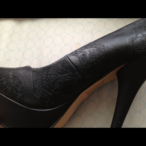 πSOLDπ Iron Fist Red Skull Heels Size:8ππ - Picture 3 of 4