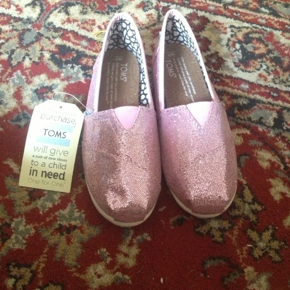 Sparkly pink TOMS!! NWT