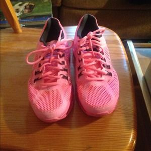 SOLD THROUGH PAYPAL! hot pink nike air maxes!