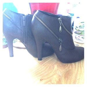 Im selling a pair of brown zipper booties .
