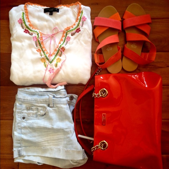 Cute Top with embroidered pattern
