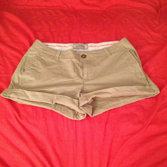 Super cute khaki shorts!