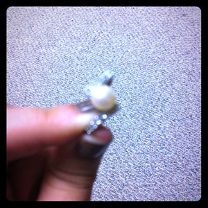 Silver ring with with pearl on top