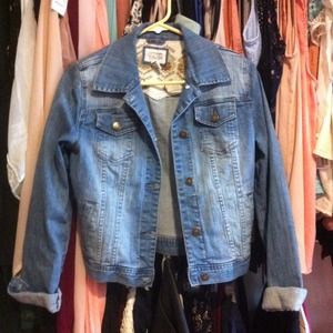 💢SOLD💢New medium wash denim jacket