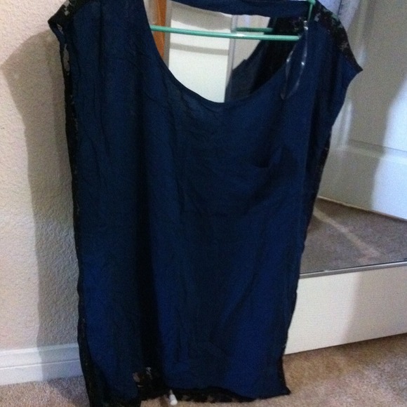 ⛔SOLD⛔Navy blue top with all over lace