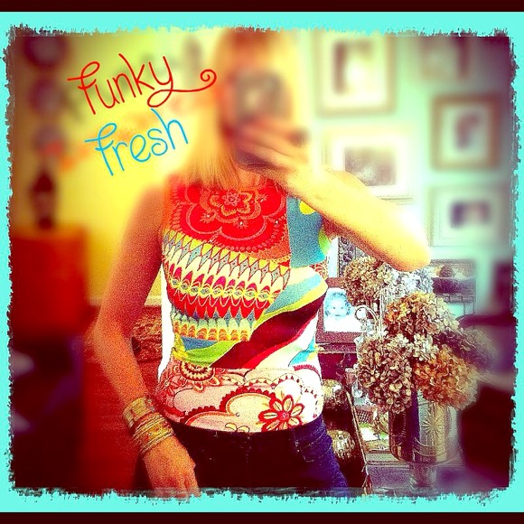 📦SOLD IN BUNDLE!📦 Funky pattern top