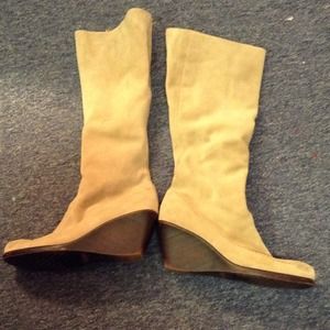 Beige aerosole boots with small heel