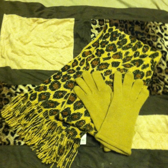 Leopard scarf and gloves