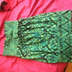 Green pattern strapless shirt