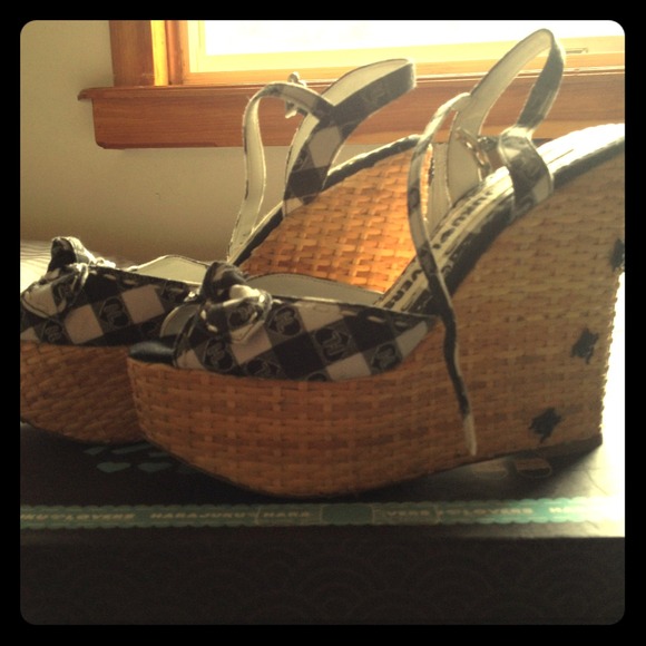 Cutest platforms ever! Wicker base and plastic ant