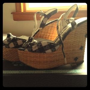 Cutest platforms ever! Wicker base and plastic ant