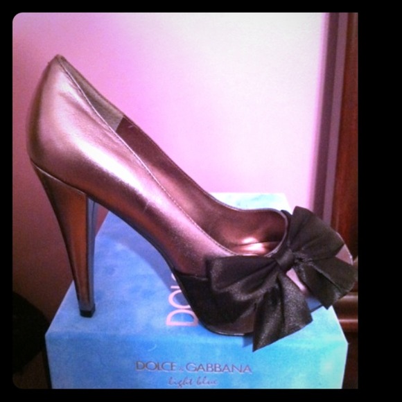 PARIS HILTON SILVER PEEP-TOE W. BLK SATIN BOW