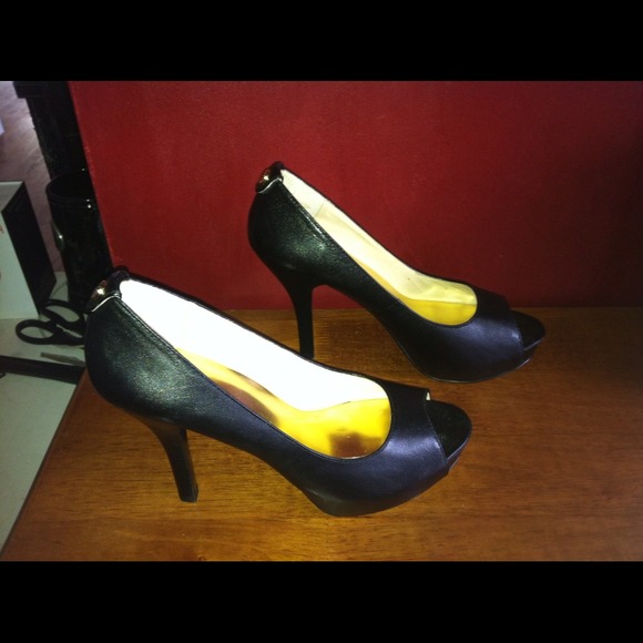 ✨✨PRICE REDUCED!!M Kors Miami black heel!!