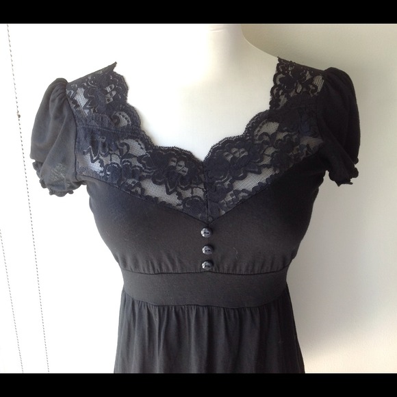 🎉SOLD🎉 black lace cap sleeves top - Picture 2 of 3
