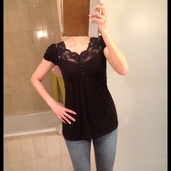 🎉SOLD🎉 black lace cap sleeves top - Picture 3 of 3