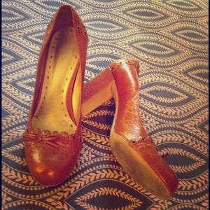 SOLD. SALE** BCBGIRLS orange heels