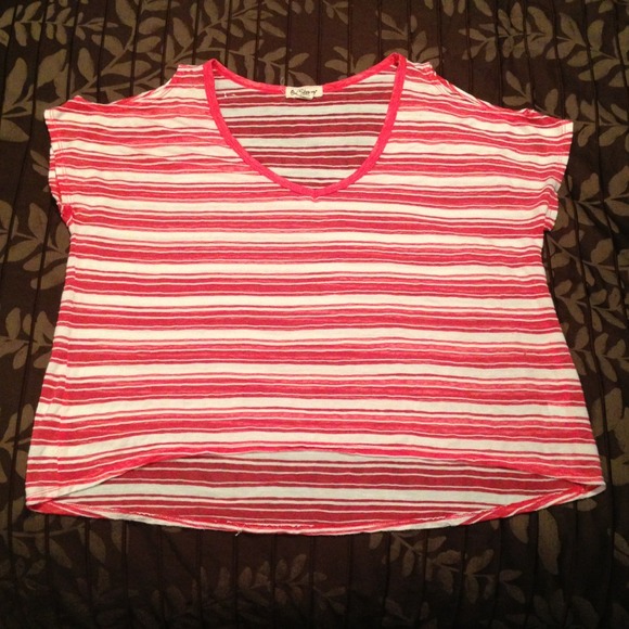 ❌SOLD IN BUNDLE❌Cold shoulder hi-lo top