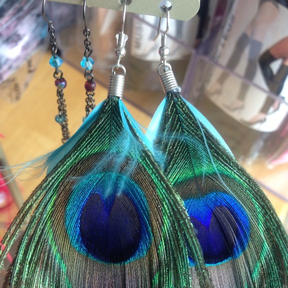 🚫BUNDLED🚫💟Sale $5  Peacock Feather Earrings - Picture 2 of 3