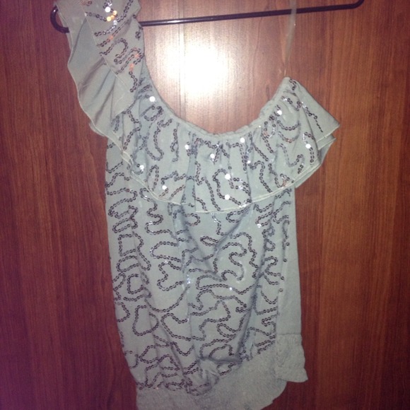 🚫SOLD🚫Cute one shoulder top