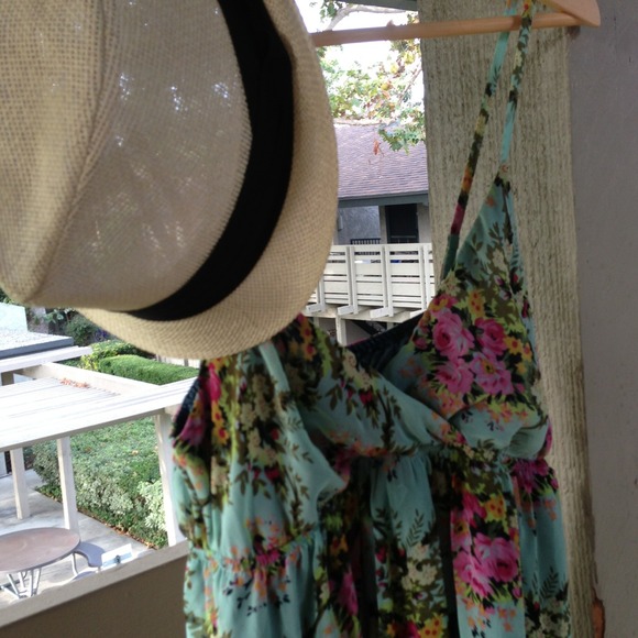 SOLD Super cute floral maxi dress 💖