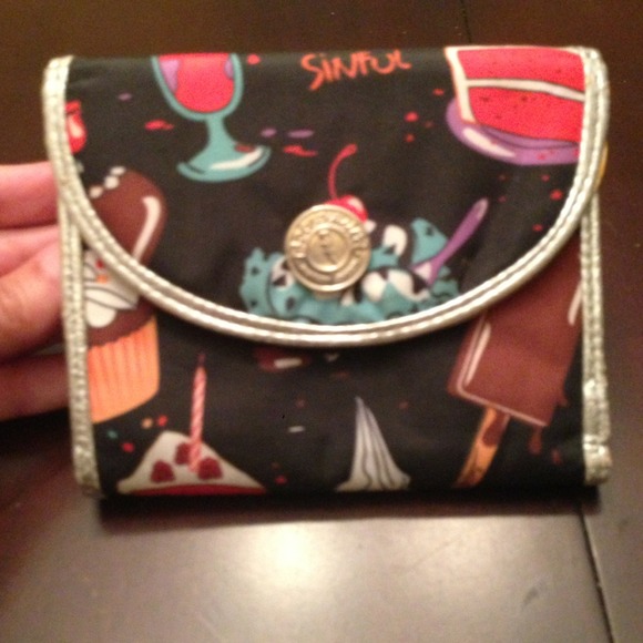 A sinfully adorable Betseyville wallet 🍦🍧🍰