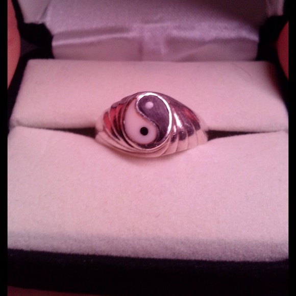 SOLD..........925 Ying Yang Ring Size 7