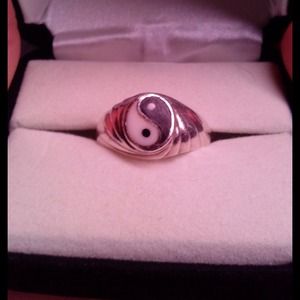 SOLD..........925 Ying Yang Ring Size 7