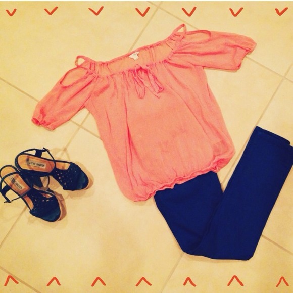 **SOLD in Bundle** Guess Cold Shoulder Blouse