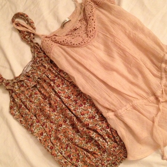 🚨SALE🚨 Set of 2! Floral and Sheer! - Picture 1 of 3
