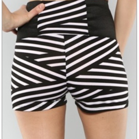 Boutique brand> Black & White stripe shorts - Picture 2 of 2
