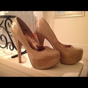 Steve Madden Tan Pumps