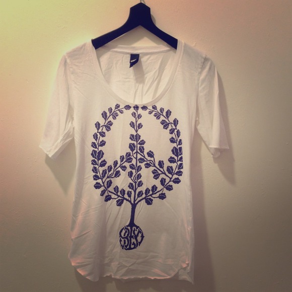 ❌Bundled❌ Obey Tee with Vine and Tree Print