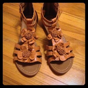 💢SOLD💢Tan flower sandals