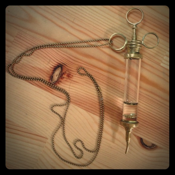 Needle Necklace💗 Cannot find this anywhere else!