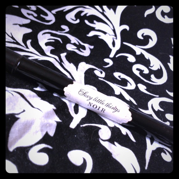 ✨Sold in bundle✨Victoria Secret Noir Purse spray