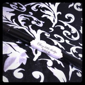 ✨Sold in bundle✨Victoria Secret Noir Purse spray