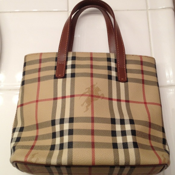 SOLD💢💢💢💢HOST PICK😍 8/21 🙈✨ burberry tote!