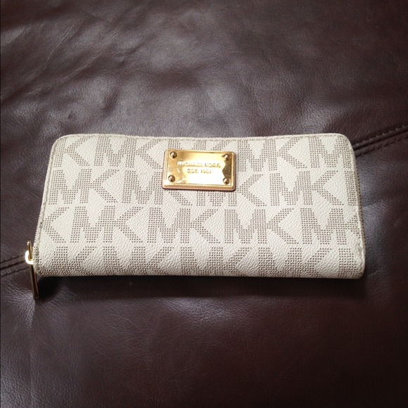 Michael kors authentic beige wallet