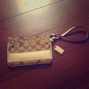 Signature Coach clutch