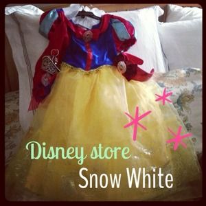 SOLD👏👏Disney Store size 4 Snow White costume